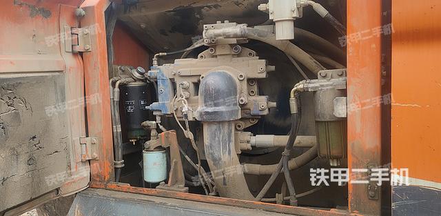 液压泵舱室正面整体（整机外观）