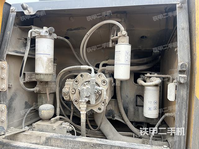 液压泵舱室正面整体（整机外观）