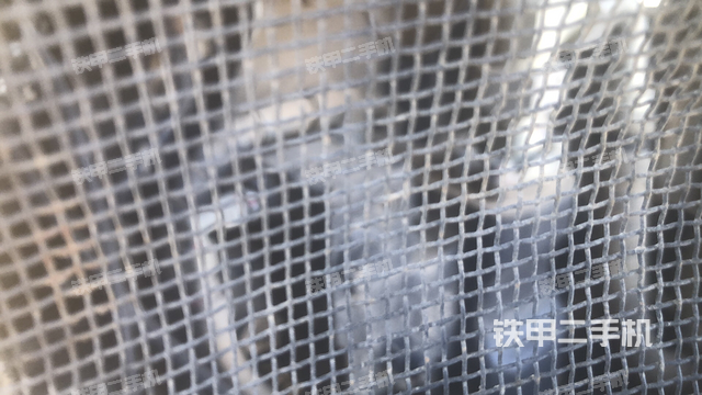 液压泵舱室正面整体（整机外观）