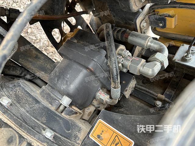 液压泵舱室正面整体（整机外观）