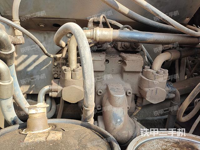 液压泵舱室正面整体（整机外观）