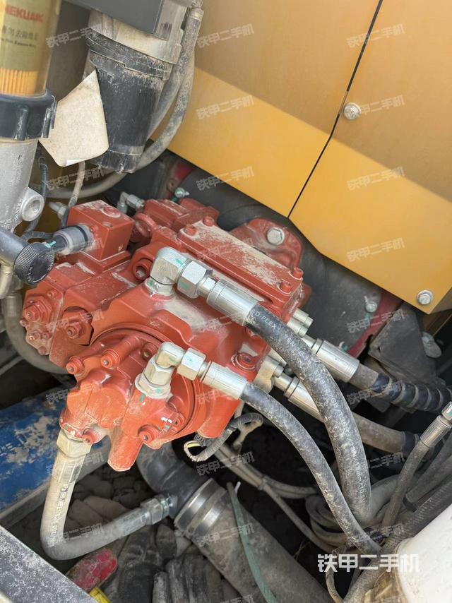 液压泵舱室正面整体（整机外观）