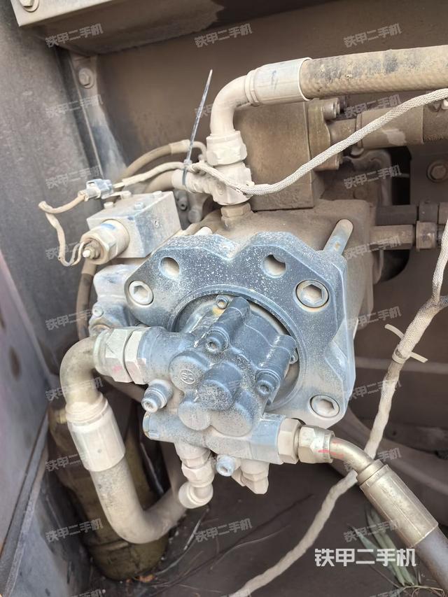 液压泵舱室正面整体（整机外观）