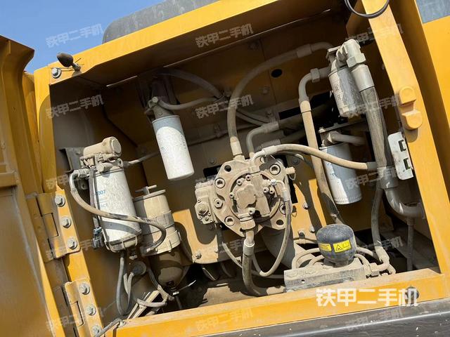 液压泵舱室正面整体（整机外观）