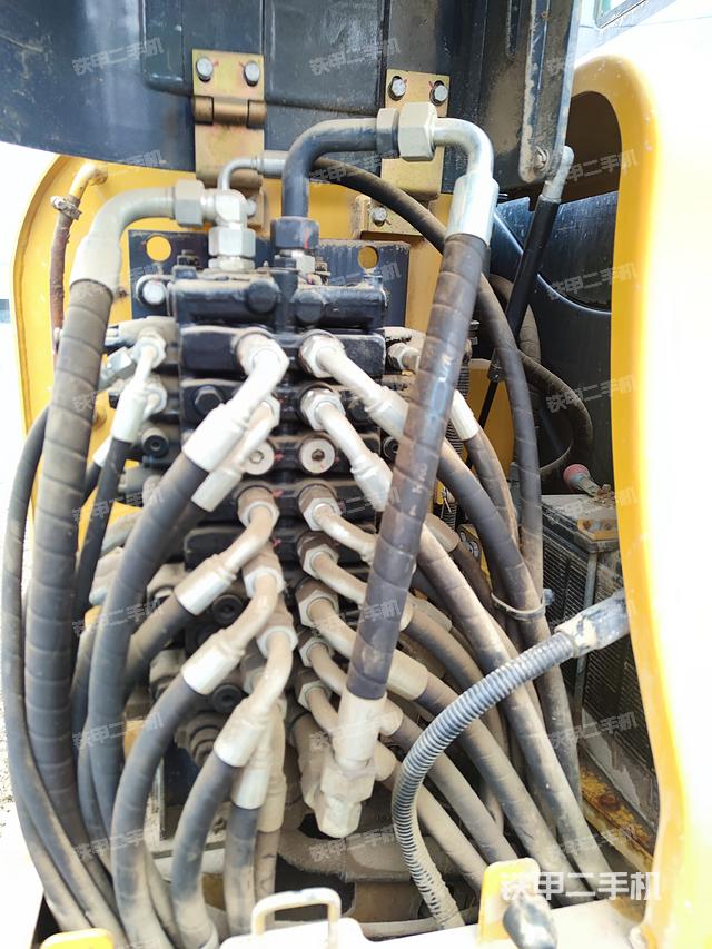 回转马达和主控阀（整机外观）