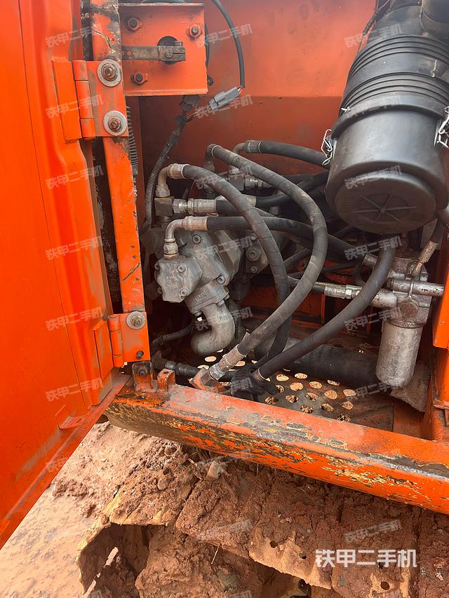 液压泵舱室正面整体（整机外观）