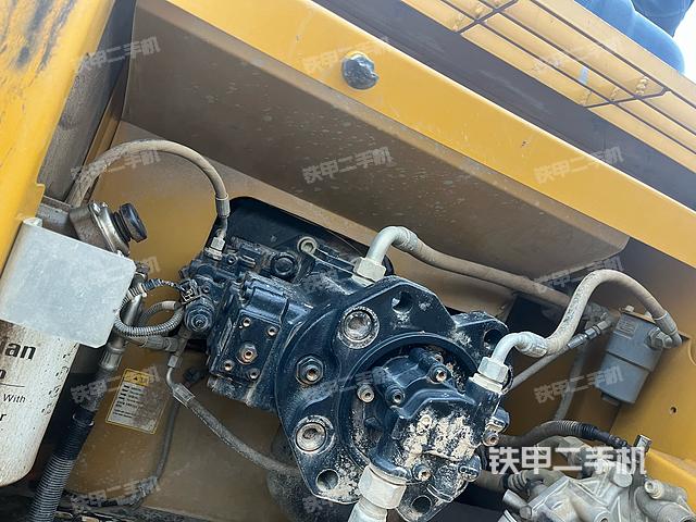 液压泵舱室正面整体（整机外观）