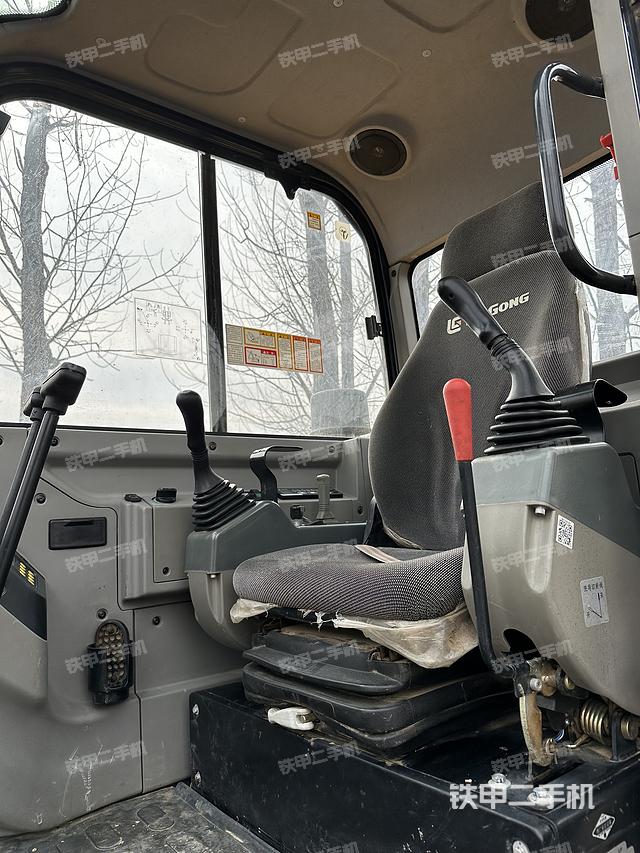 驾驶室整体（整机外观）