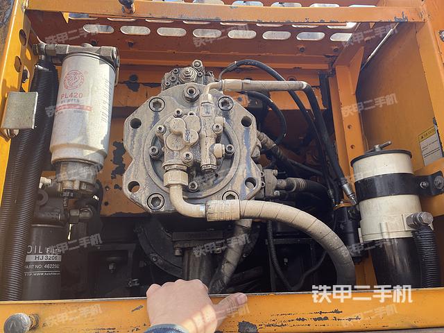 液压泵舱室正面整体（整机外观）