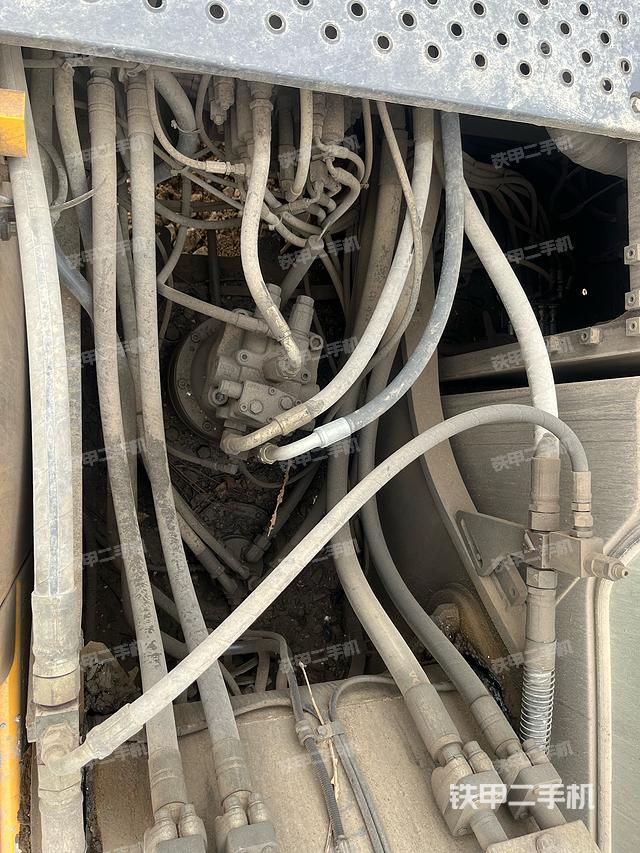 回转马达和主控阀（整机外观）