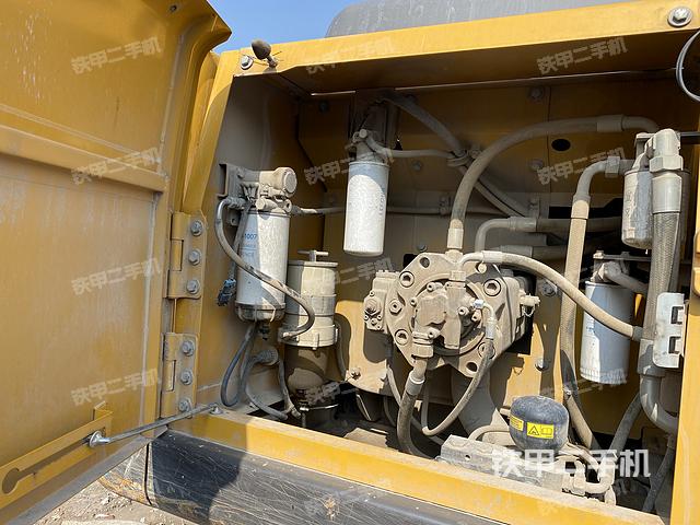 液压泵舱室正面整体（整机外观）