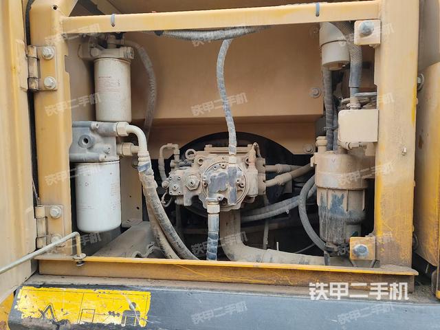 液压泵舱室正面整体（整机外观）