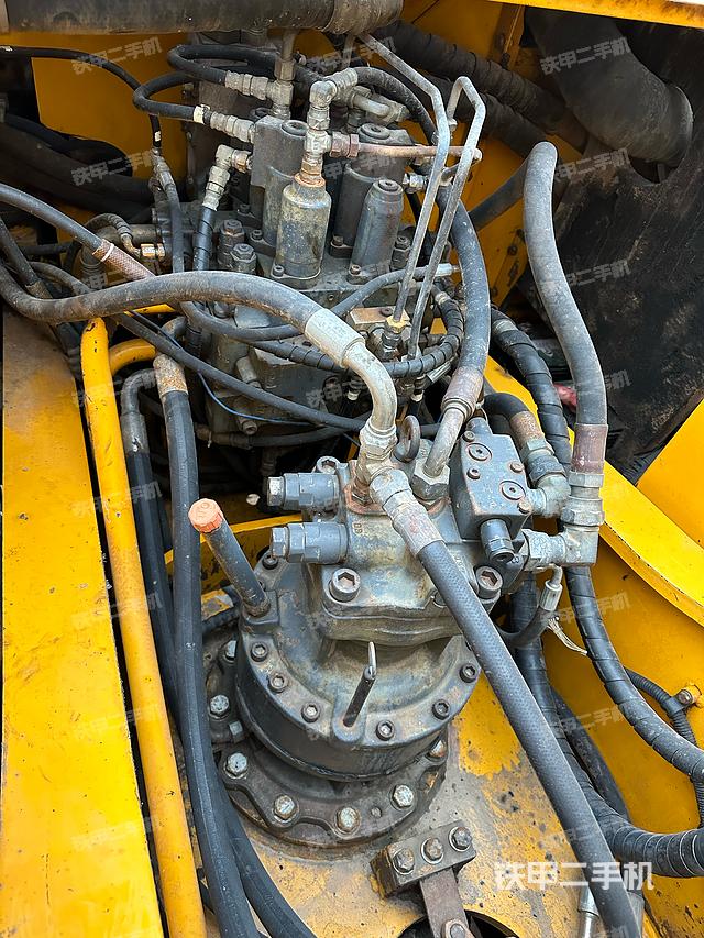 回转马达和主控阀（整机外观）