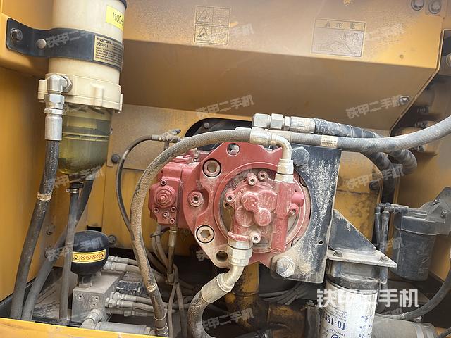 液压泵舱室正面整体（整机外观）