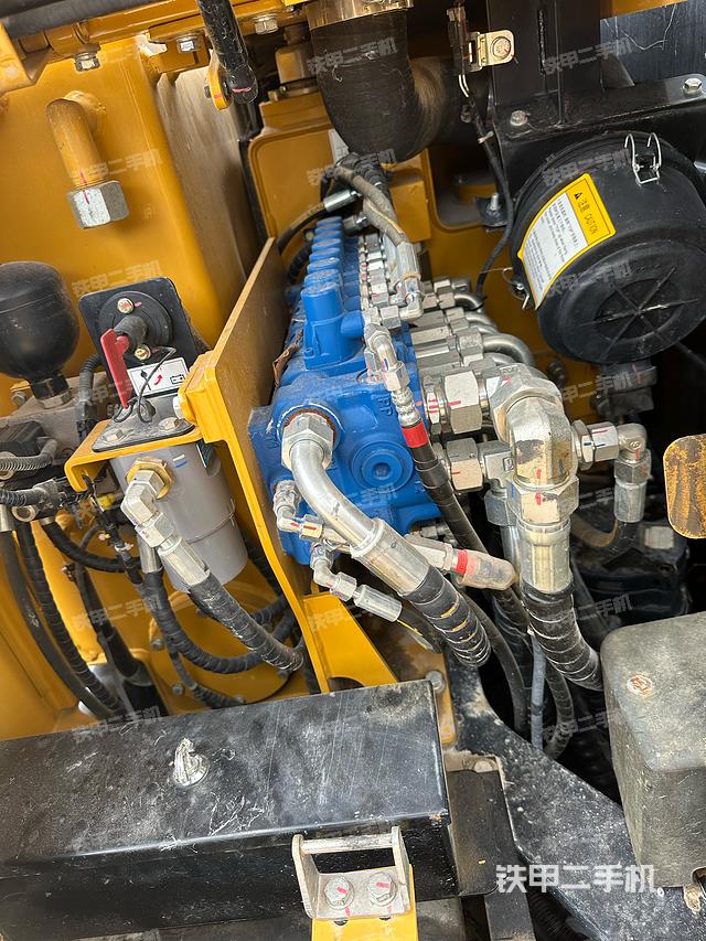 回转马达和主控阀（整机外观）