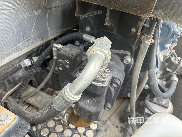 液压泵舱室正面整体（整机外观）