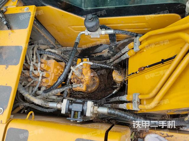 回转马达和主控阀（整机外观）