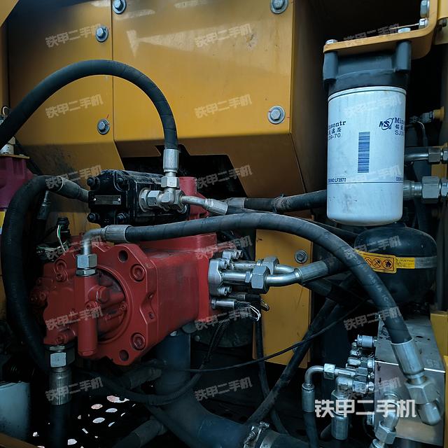 液压泵舱室正面整体（整机外观）