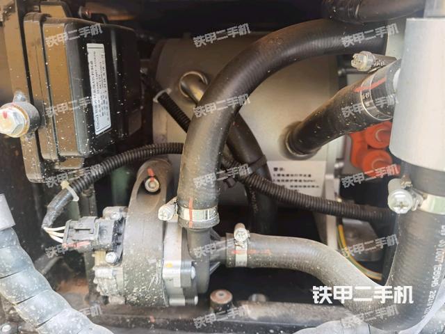 液压泵舱室正面整体（整机外观）