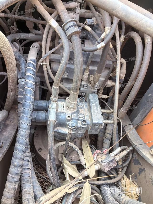 回转马达和主控阀（整机外观）