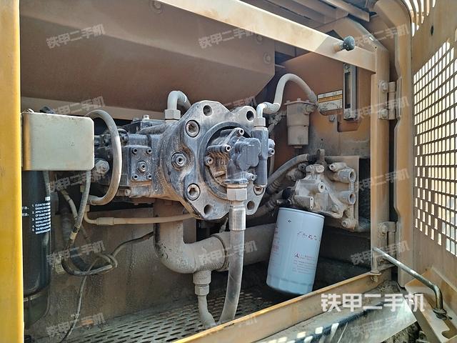 液压泵舱室正面整体（整机外观）