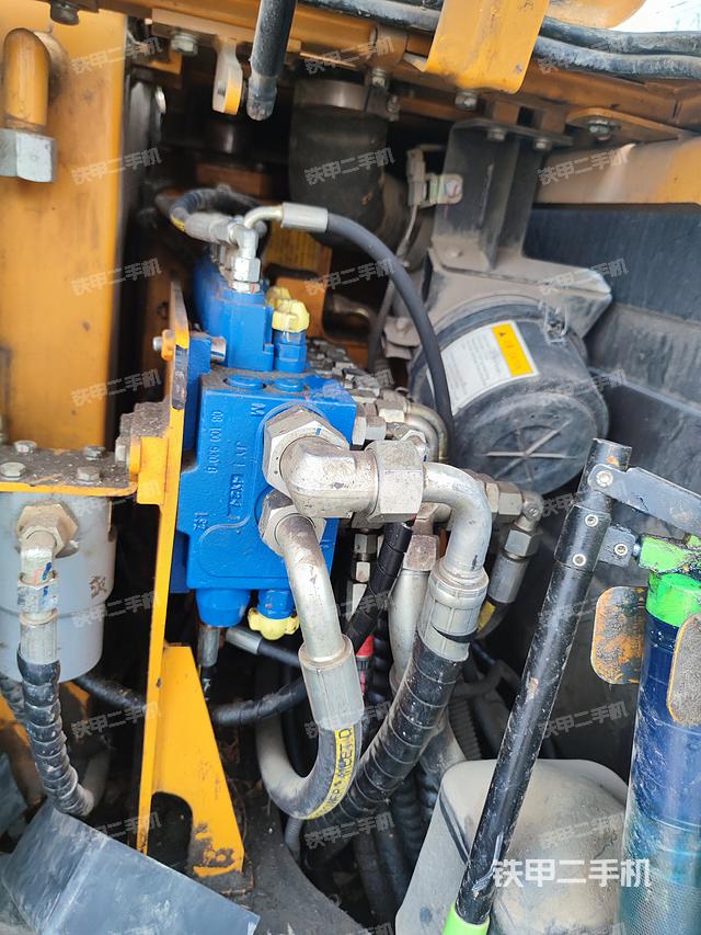 回转马达和主控阀（整机外观）