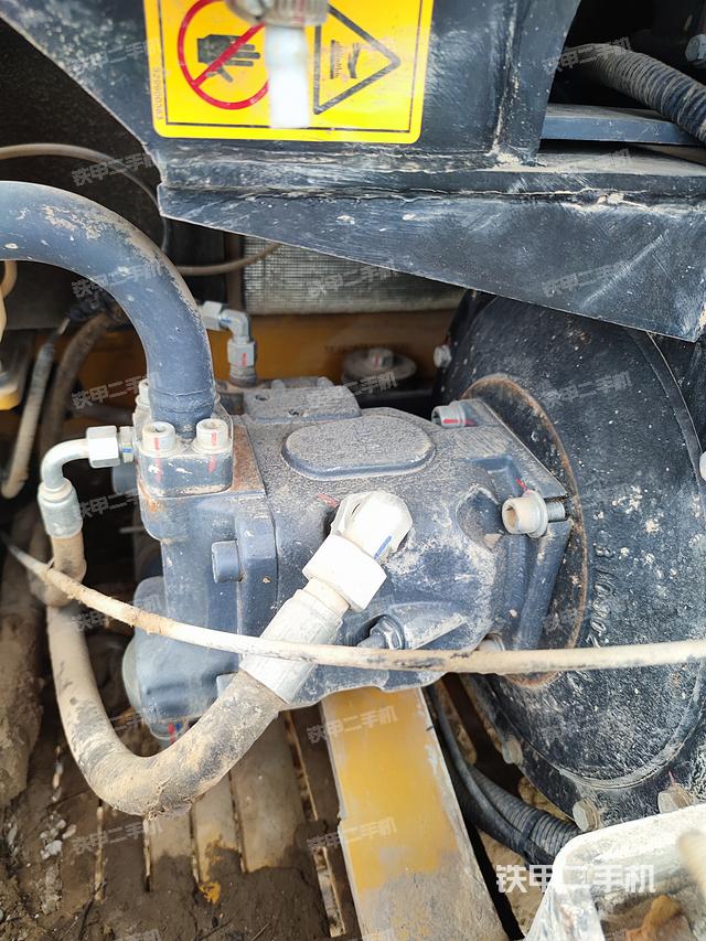 液压泵舱室正面整体（整机外观）