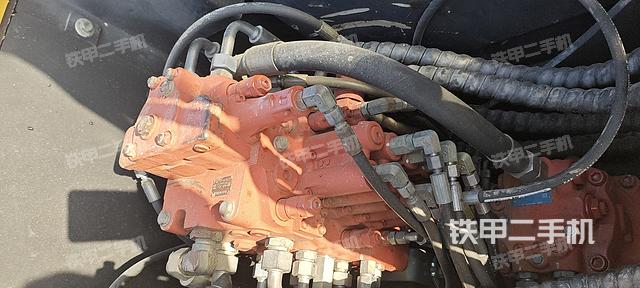 回转马达和主控阀（整机外观）