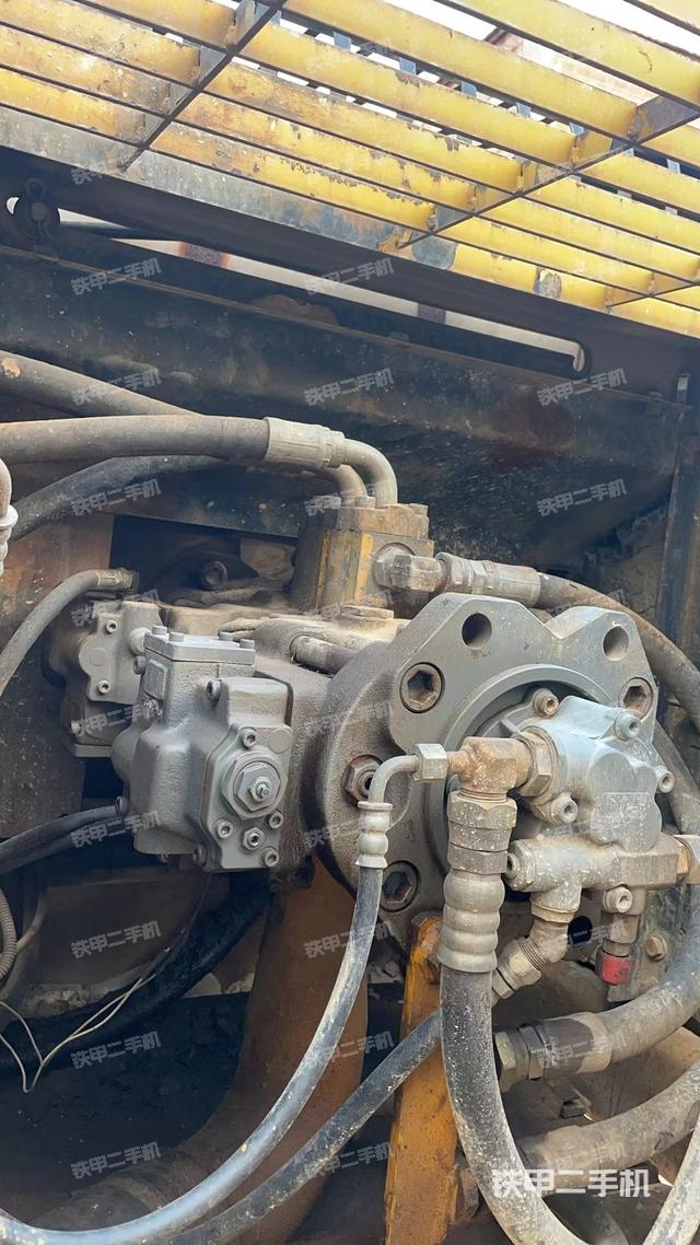 液压泵舱室正面整体（整机外观）