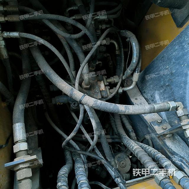 回转马达和主控阀（整机外观）