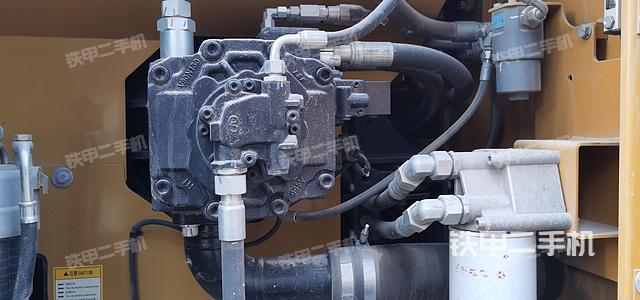 液压泵舱室正面整体（整机外观）