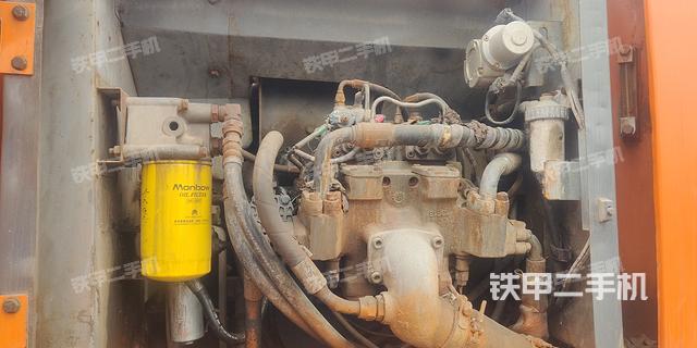 液压泵舱室正面整体（整机外观）