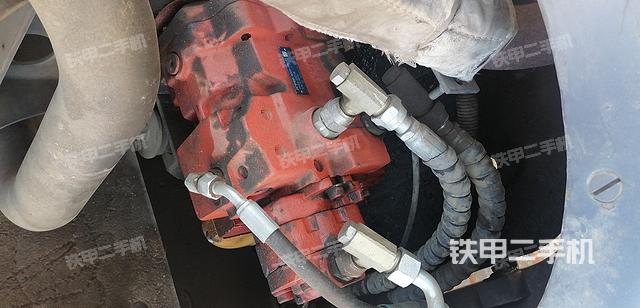 液压泵舱室正面整体（整机外观）