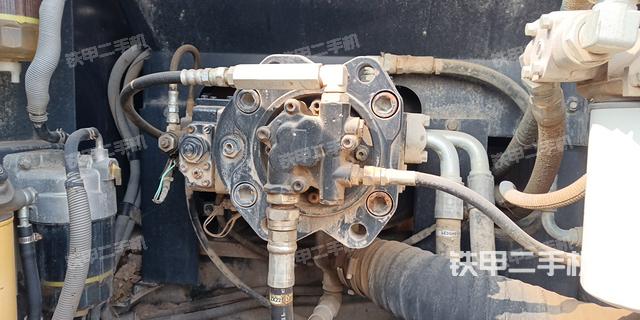 液压泵舱室正面整体（整机外观）