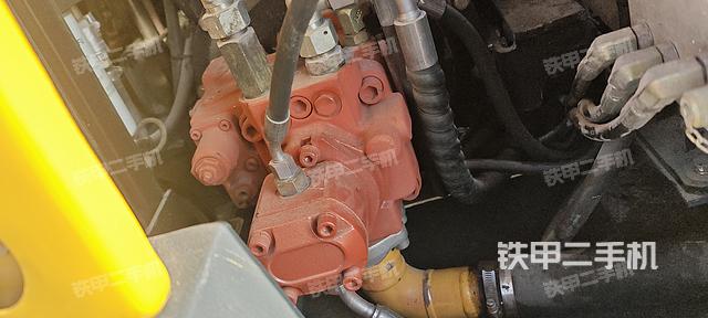 液压泵舱室正面整体（整机外观）