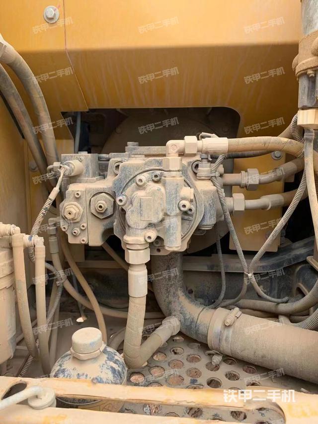 液压泵舱室正面整体（整机外观）