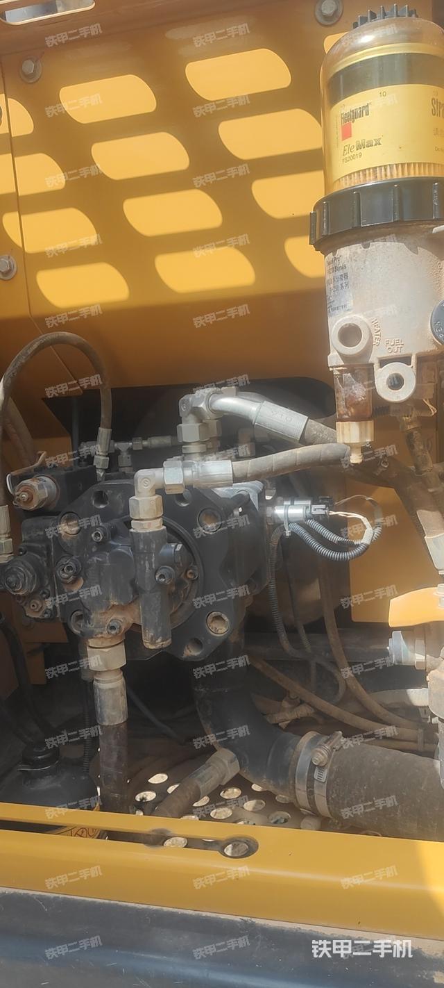 液压泵舱室正面整体（整机外观）