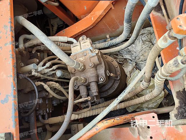 回转马达和主控阀（整机外观）