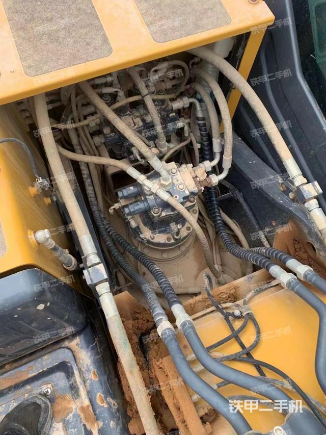 回转马达和主控阀（整机外观）