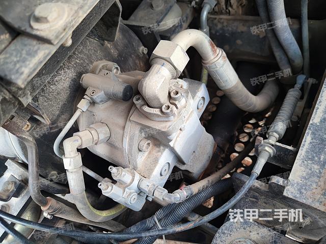 液压泵舱室正面整体（整机外观）