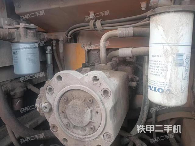 液壓泵艙室正面整體（整機外觀）