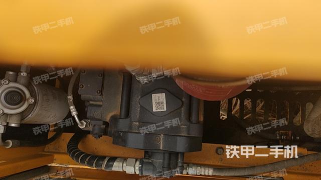 液压泵舱室正面整体（整机外观）