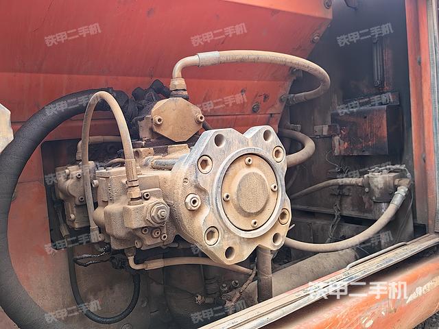 液压泵舱室正面整体（整机外观）