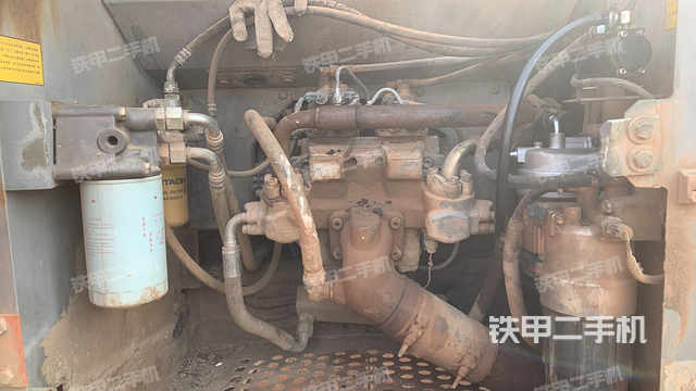 液压泵舱室正面整体（整机外观）