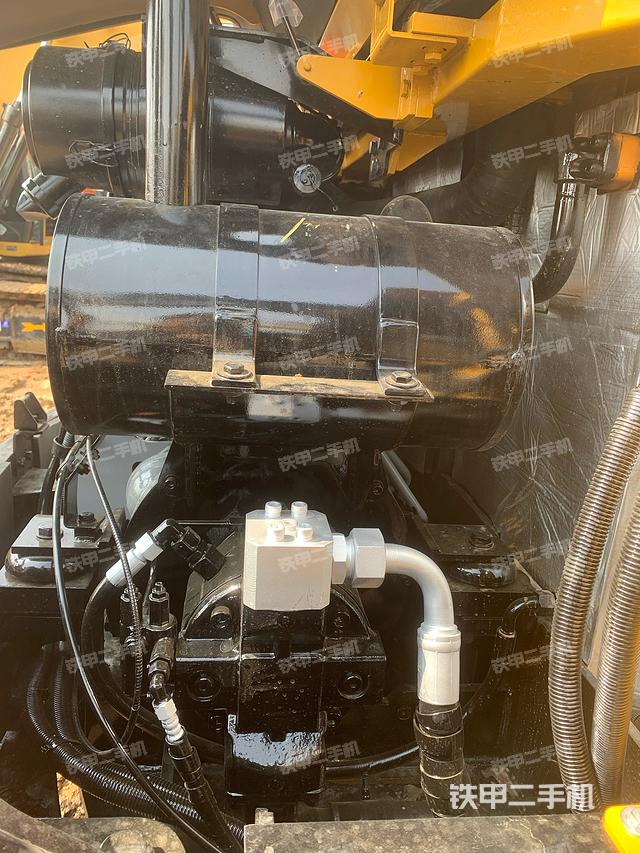 液压泵舱室正面整体（整机外观）