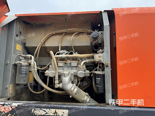 液压泵舱室正面整体（整机外观）