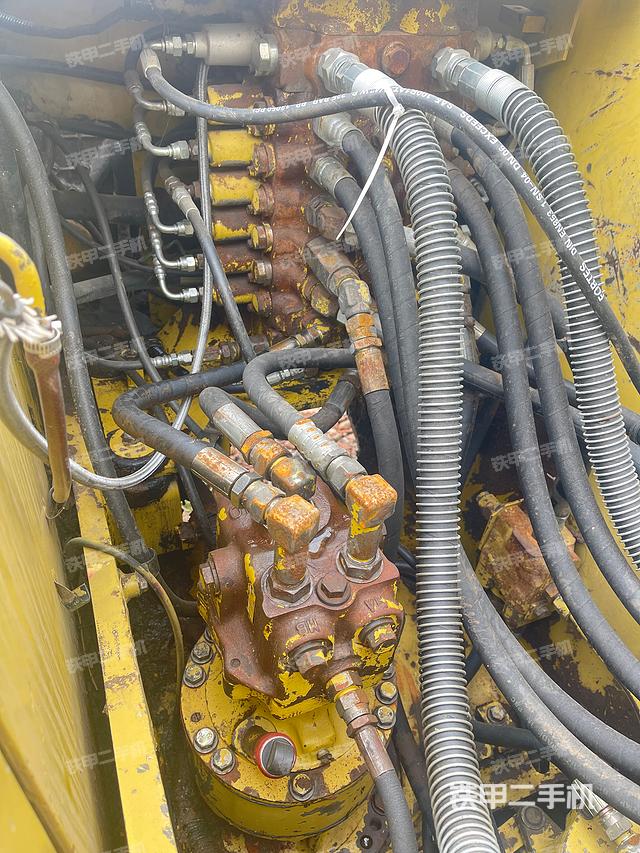 回转马达和主控阀（整机外观）