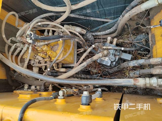 回转马达和主控阀（整机外观）