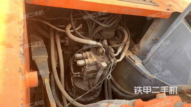 回转马达和主控阀（整机外观）