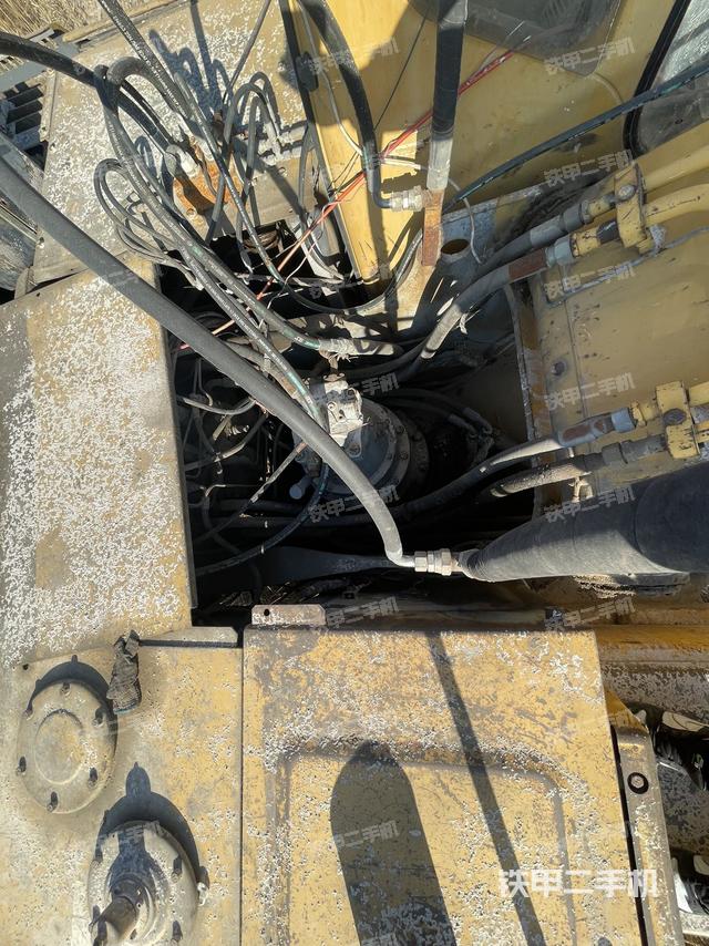 回转马达和主控阀（整机外观）